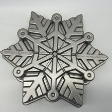 Nordic Ware Snowflake pull apart pan
