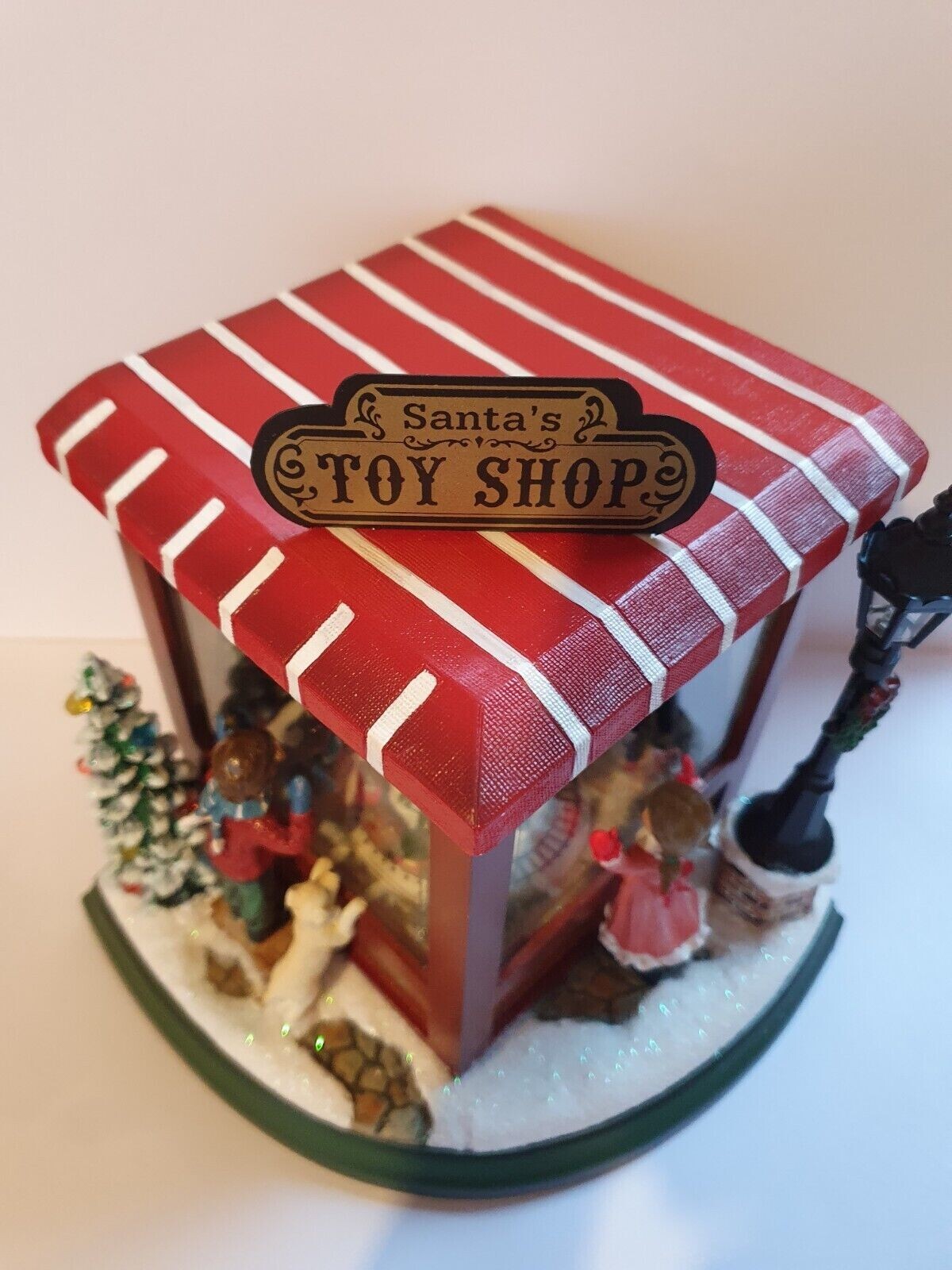 Santas Toy Shop Music Box 8 Christmas Carols Collectable Gift