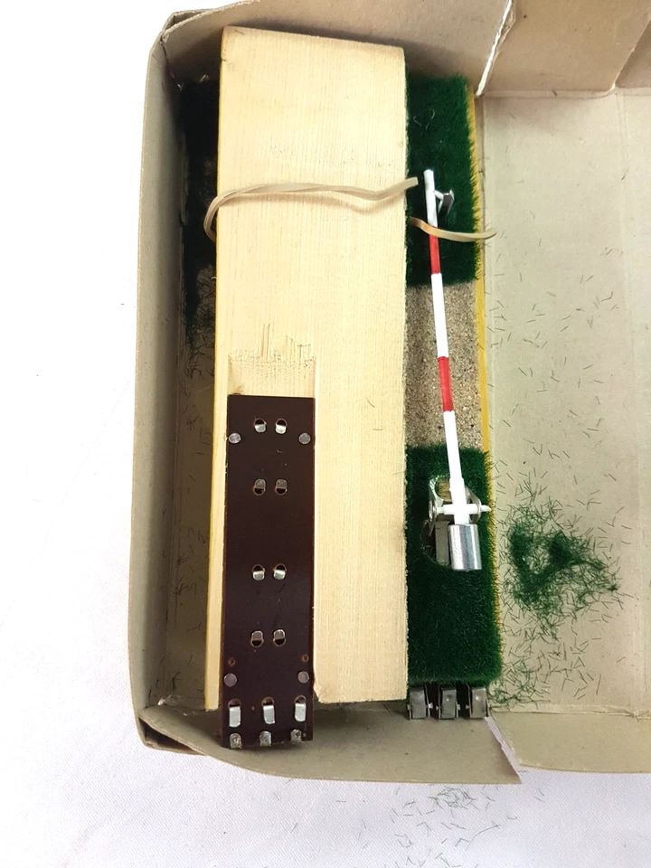 👍  PIKO Bahnübergang B 10 Spur H0 Rarität Dauerstrom Schranke - Bild 2 von 3