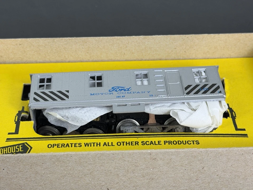 Roundhouse 2814 HO Ford Motor Company Cab Diesel Kit - New NOS Unassembled - Image 3 of 4