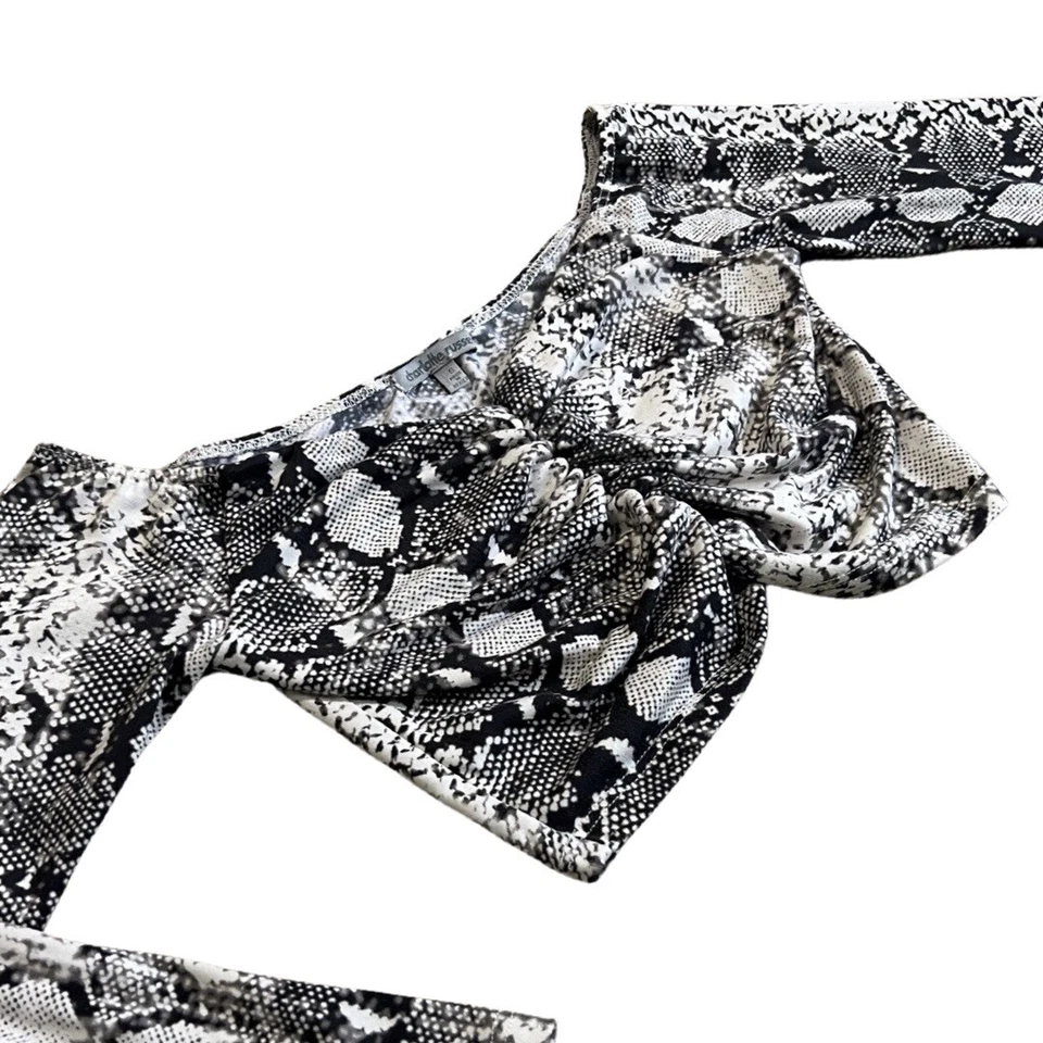 Top corto Charlotte Russe blanco con estampado de serpiente - talla pequeña Foto 2 de 3