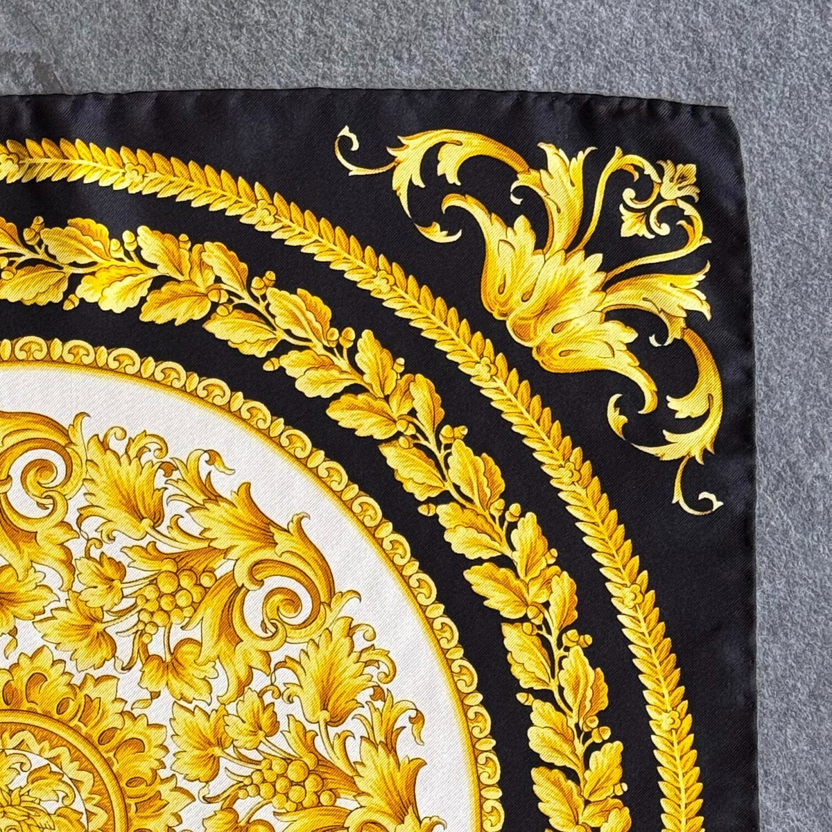 robertobaggio10 美品 Gianni Versaceショール GIANNI VERSACE silk neck scarf Baroque print size 17
