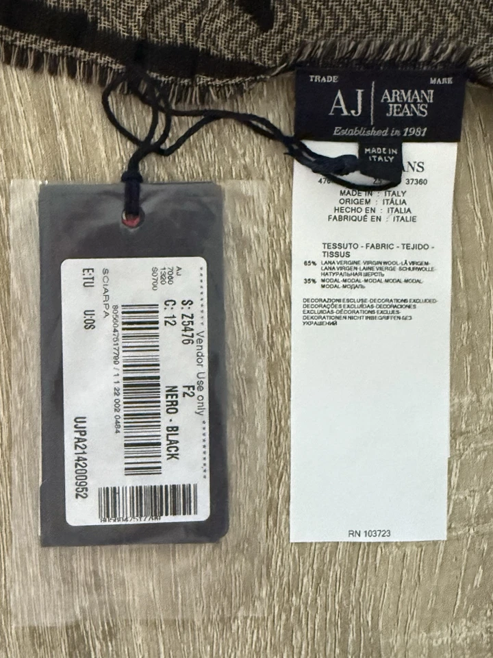 Cachecol Armani Jeans lã preto retangular - Imagem 2 de 4