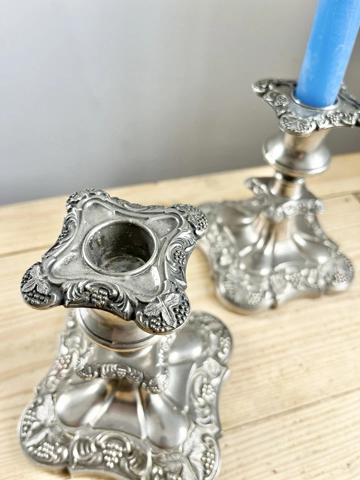 Antiguo par de candelabros rococó enchapados en plata victoriana, hecho en inglés Foto 4 de 4