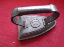 Fer à repasser ancien  marque G semelle 13 /9,5 cm en bon état