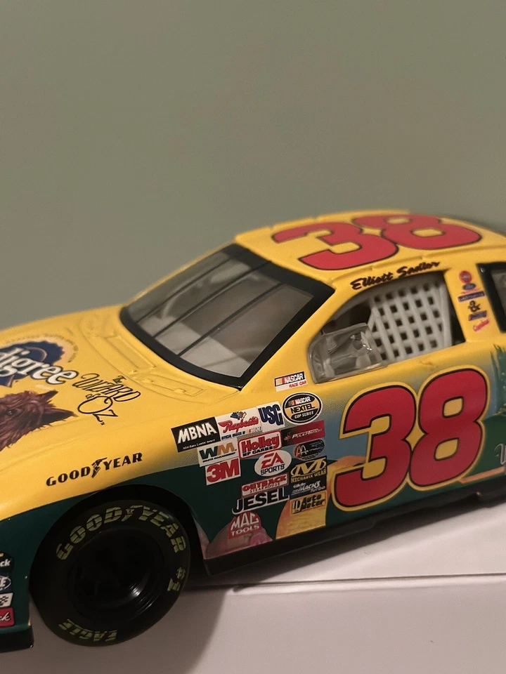 2004 ELLIOTT SADLER #38 PEDIGREE WIZARD OF OZ 1:24 DIECAST NASCAR CAR EUC - Image 3 of 4