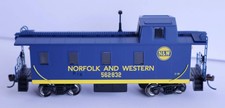 Bachmann HO 14003 - Slanted Offset Cupola Caboose "Norfolk & Western" #562832