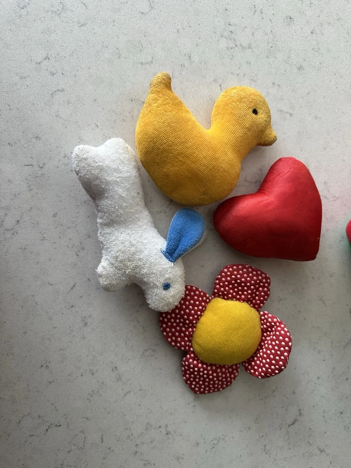 Discovery Toys Vintage Suave Ocultar Interior Bebé Cubo Juguete Sensorial con Juguetes Cinco Piezas Foto 4 de 4