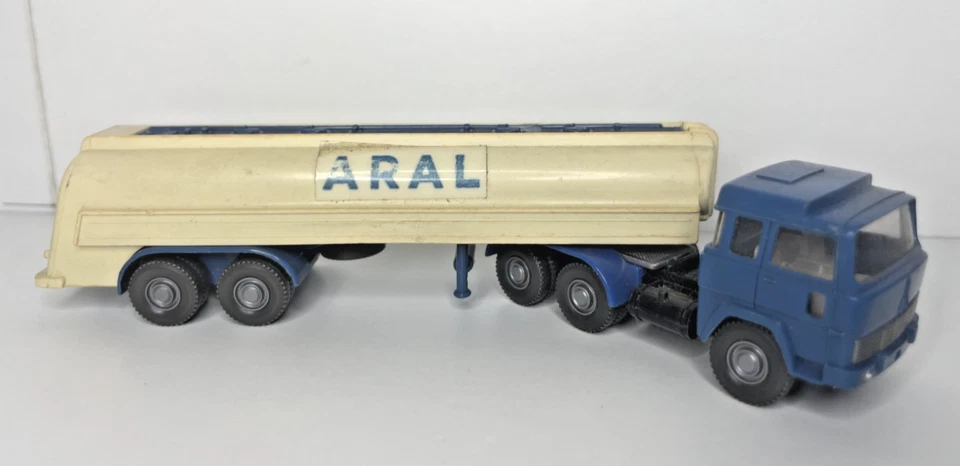 Wiking H0 1:87 camion cisterna MAN Scania Shell Aral Esso Texaco Hoechst... - Immagine 2 di 4
