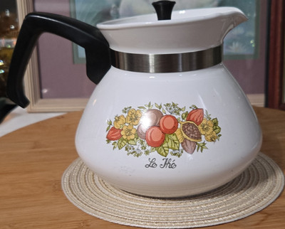 1970s vintage Corning Ware ''Spice O' Life'' teapot with a ''Le Thé'' decal.