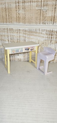 Barbie Puppenzubehör Schule Schreibtisch und Stühle Gruppe - Bild 8 von 10