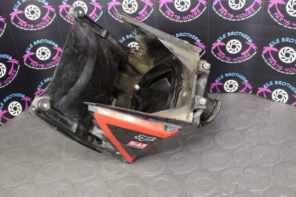 2007 honda crf450r OEM AIR CLEANER CASE - Image 3 of 4