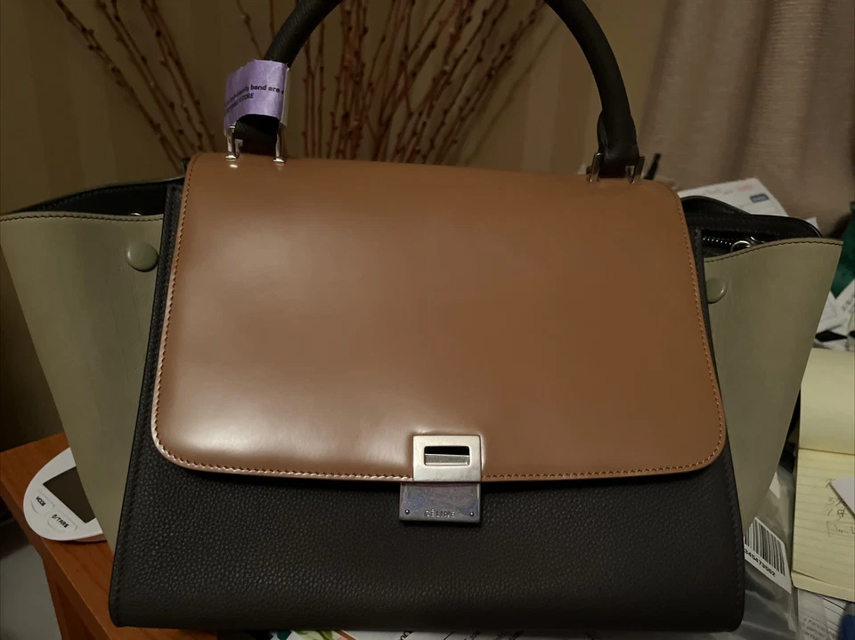 NWT CELINE TRAPEZE LIGHT CAMEL GRAINED CALFSKIN MULT COLOR 174683AIH.02BA $2,950 - Image 2 of 4