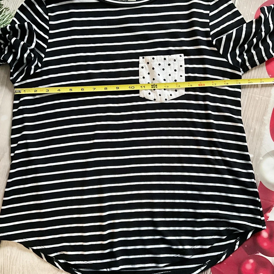 Camiseta Pullover Lili’s Closet Rayas Blancas y Negras con Bolsillo en Contraste, Talla L Foto 4 de 4