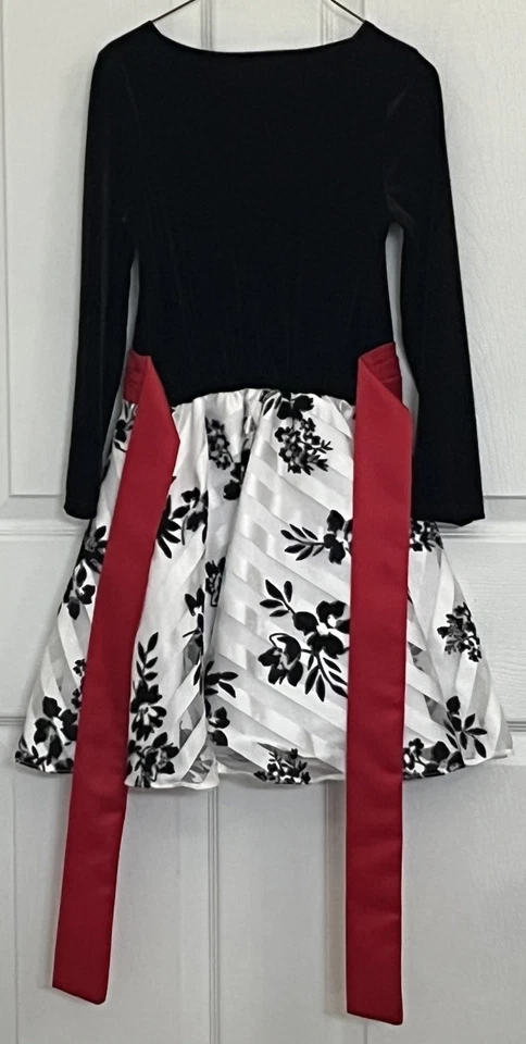Vestido de vacaciones para niñas - corpiño de terciopelo negro, cintura con lazo rojo y falda de satén floral Foto 2 de 2