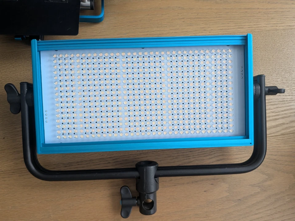 Dracast LED500 Pro Series Luz de Día Panel LED Luz con Placa de Batería Montaje en V Foto 4 de 4