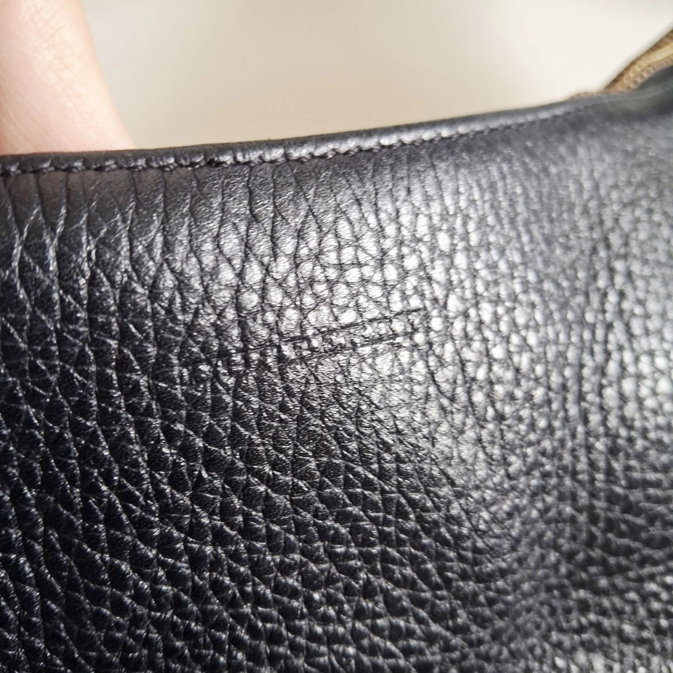 Bolso de hombro hobo Burberry de cuero granulado negro Foto 3 de 4