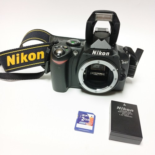 Nikon D40 6.1 MP Digital SLR Camera - Black { MINT} Battery + SD CARD 2GB