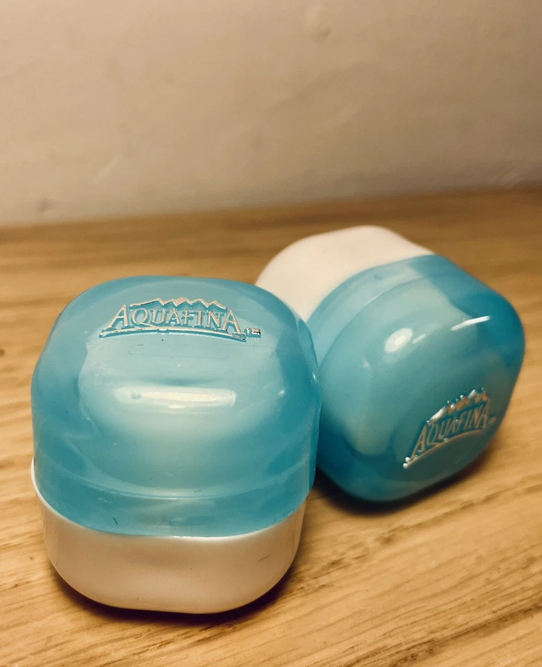 2 Bálsamo Labial Hidratante Aquafina Original Cubo Cuadrado Tapa Azul 2014 Hidratante De Colección Foto 2 de 4