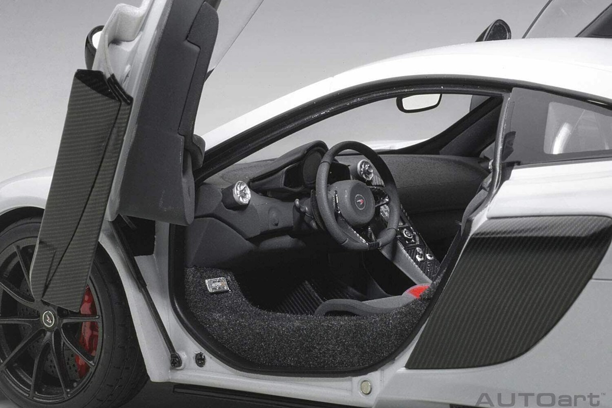 AUTOart 76046 1/18 マクラーレン 675LT ホワイト 1/18 Mclaren 675Lt Silica White Full Open Composite Model
