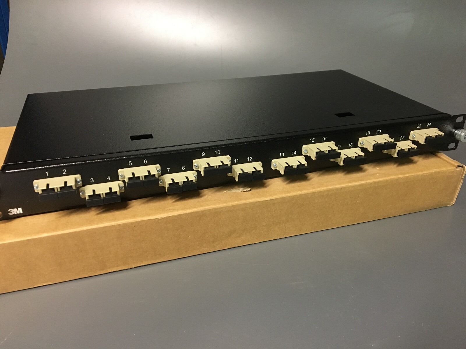 Répartiteur fibre optique 3M monomode noir pour armoire FTTH
