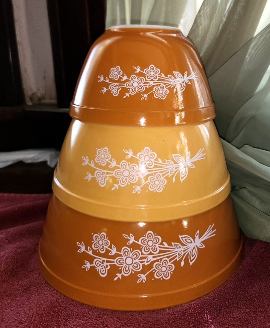 Vintage PYREX Set of 3 Milk Glass Nesting Mixing Bowls - Butterfly Gold 2