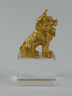 Vintage Kunsthandwerk Figur auf Kristallsockel wohl Fu Hund vergoldet 10 cm