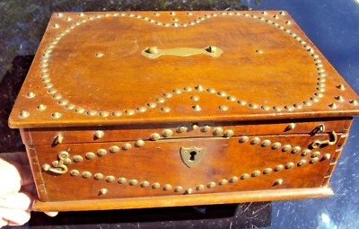 Ancien coffret louis Philippe en noyer décoré de clous en cuivre - Photo 1/4