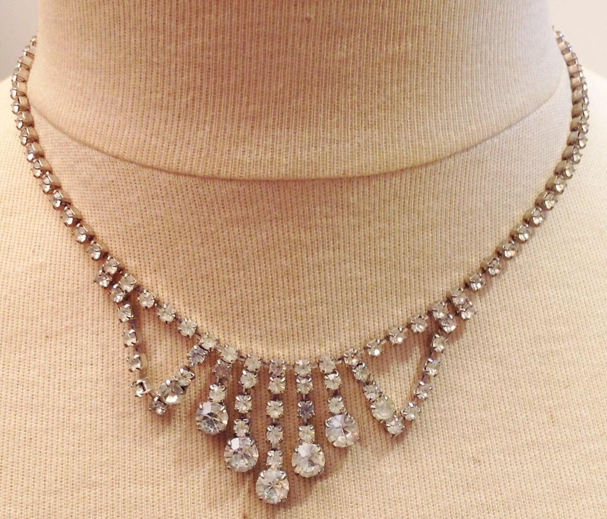 Collier Vintage Couleur Or Avec Cristaux Boréalis Et Pampille - Bijou Rétro Solitaire N°3967 - Occasion
