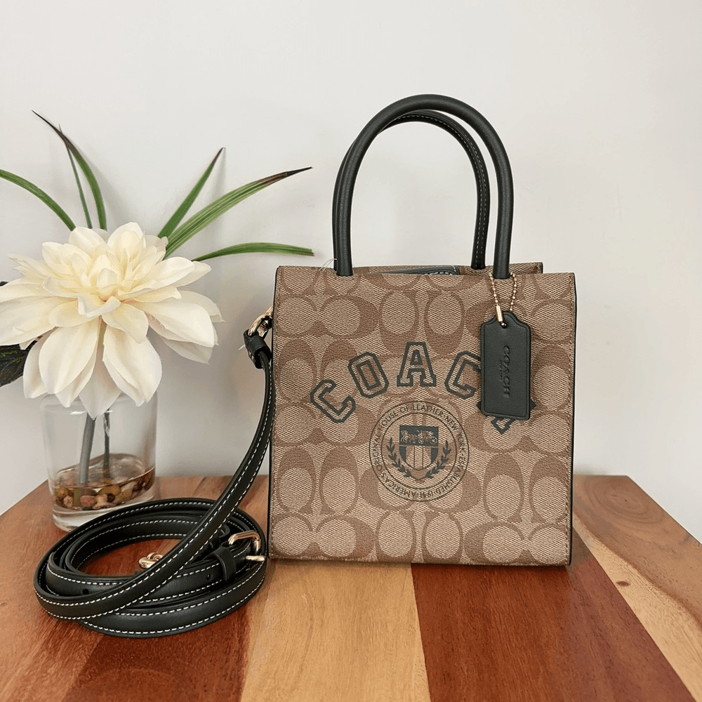 [COACH] デイジーシグネチャー mini cally crossbody Coach Mini Cally Crossbody In Signature Canvas With Daisy