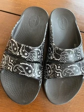 OOFOS Slip On Sandals Size 8 (men) Size 10 (women) Black Paisley Floral