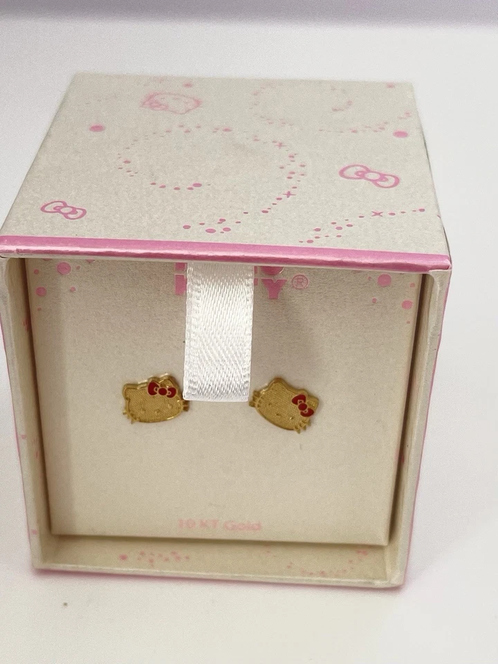 Aretes de Hello Kitty con lazo de esmalte rojo en oro de 10 k Foto 3 de 4