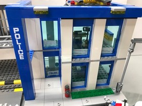 LEGO City 60047 Police Station good condition.  Complete with Manual.  RETIRED