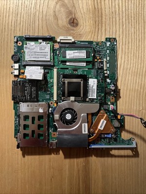 Toshiba Laptop-Mainboard komplett mit CPU, RAM, SSD, Kühler   V000050480