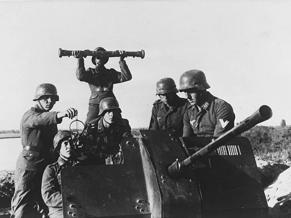 ICM 1/35 STUDEBAKER US6-U3 IN GERMAN SERVICE - Immagine 3 di 4