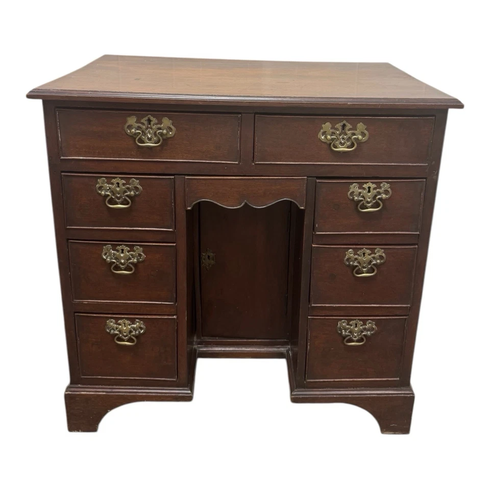 Escritorio georgiano del siglo XVIII caoba con orificio para la rodilla Foto 2 de 4