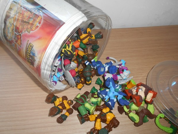 GORMITI LOTE DE 25 FIGURAS DISTINTAS EN BOTE GIOCHI PREZIOSI  ( NUEVOS )