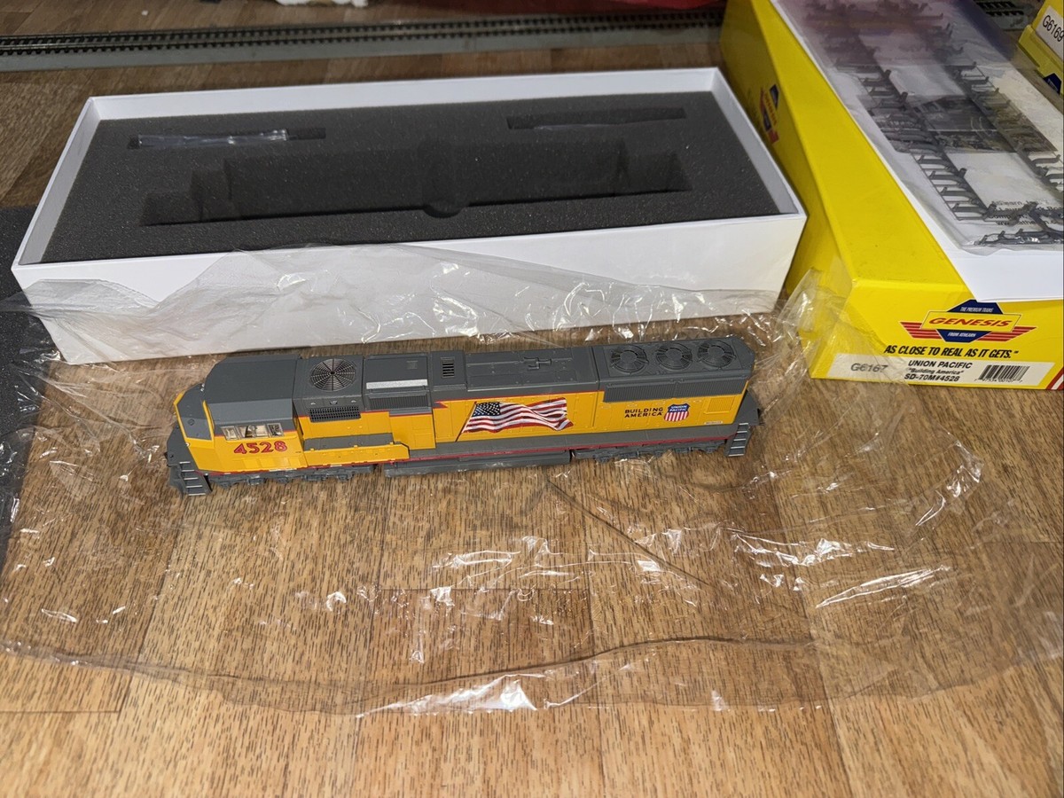 HO Genesis Union Pacific UP SD-70M diesel locomotive 4528 Building