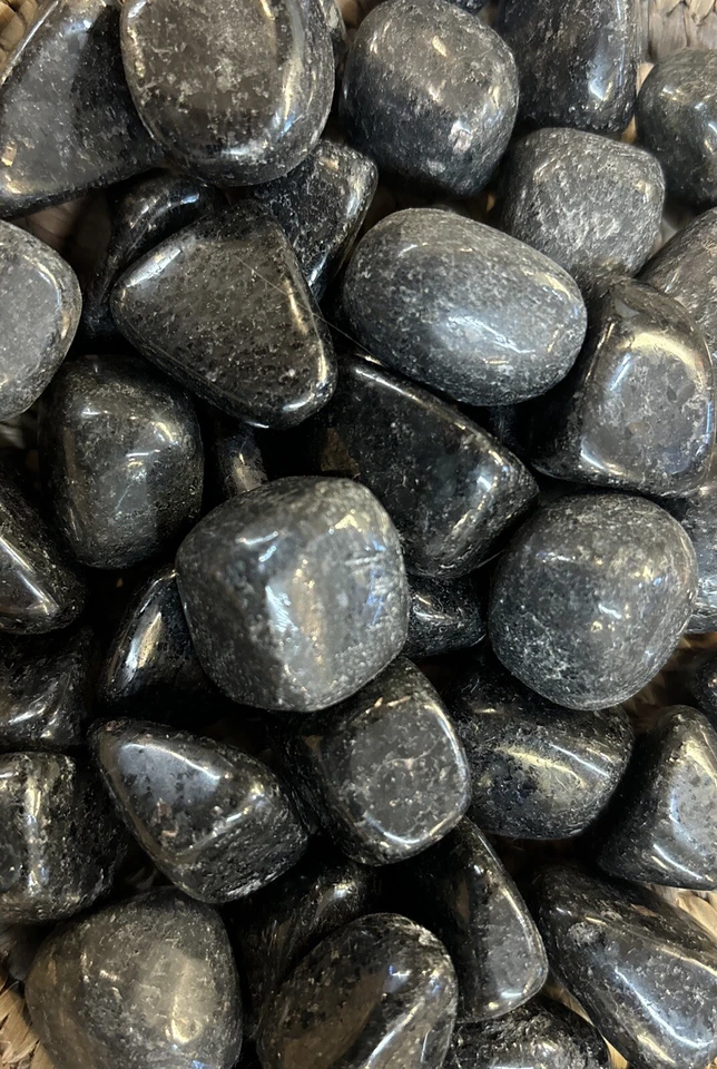 10 Pieces Of Tumbled Nuummit Average Size 15 Grams - Image 3 of 4