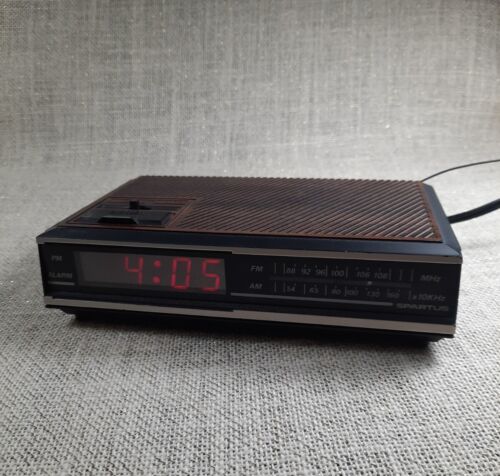 Vintage 80's Spartus Digital LED Alarm Clock AM-FM Radio Model 0107 Tested Works - Afbeelding 1 van 22