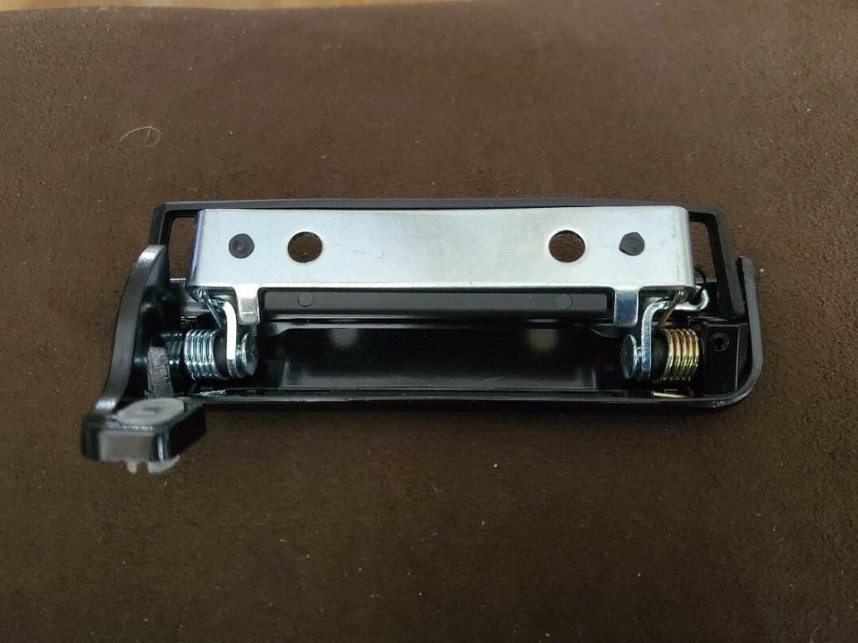 Nueva manija de puerta de metal para pasajeros negra con remaches Ford Mustang 79-93; ¡Envío y devolución gratuitos! Foto 4 de 4
