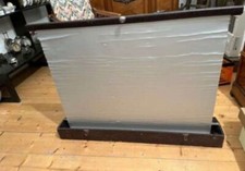 Antike Leinwand zum ausziehen in einem Koffer