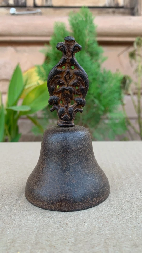 Antigua campana de mano de monasterio de bronce forjado a mano campana de adoración templo campana de mano Foto 2 de 4
