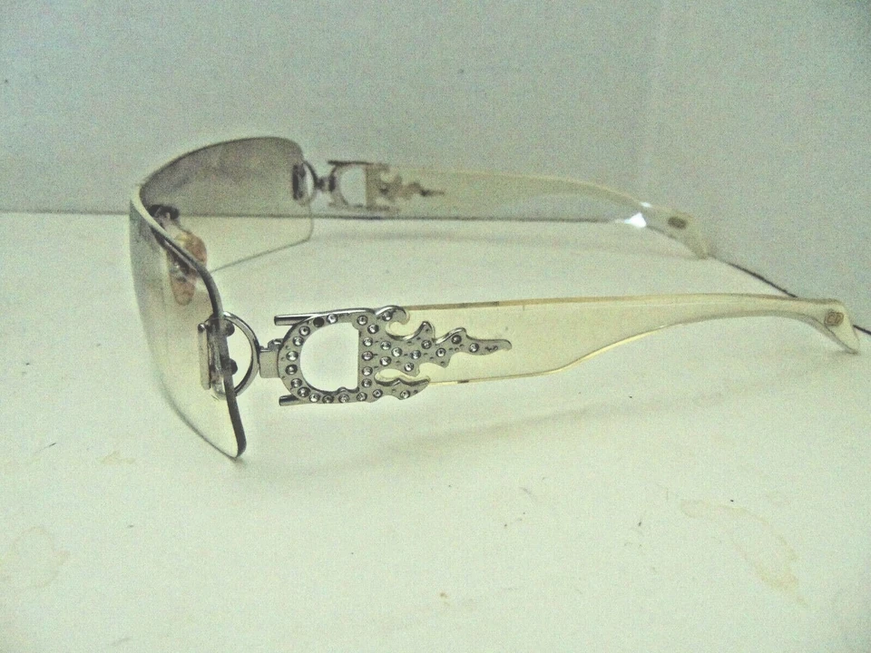 Óculos de sol de plástico dior com acabamento de metal strass com estojo. Arranhão leve - Imagem 3 de 4