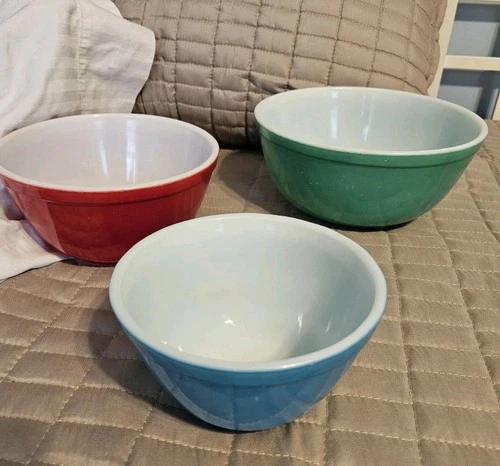 Set of 3 Vintage Pyrex Primary Colors Nesting Mixing Bowls- Green, Red, Blue