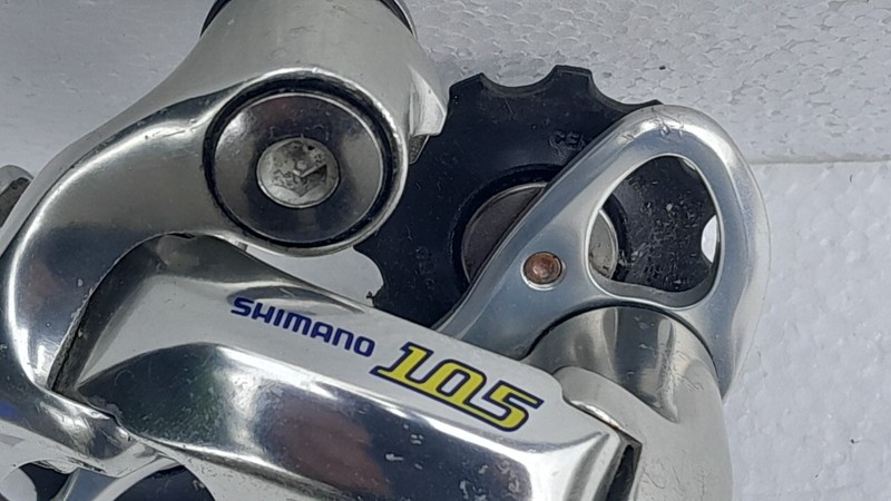 VINTAGE SHIMANO 105 REAR DERAILLEUR.. LOOK !