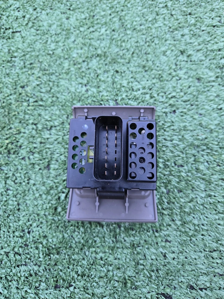 01-05 Interruptor de control de ventana principal Chrysler PT Cruiser color marrón 0UK931L8AA Foto 4 de 4