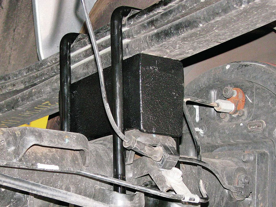 Ford Ranger 2019-2024 Kit de elevación niveladora trasera de 2,5" perno en U + bloque de nailon Foto 2 de 4