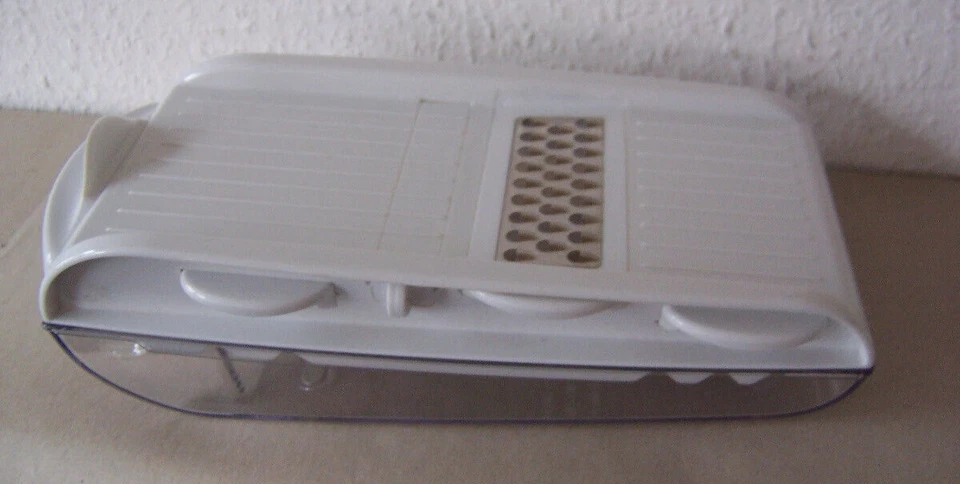 Multi-Reibe mit Auffangbehälter; 4 Klingen; Kunststoff, weiß / klar; wie neu