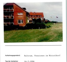 10186359 - 2985 Baltrum Pensionen im Mitteldorf Foto montiert auf Karton